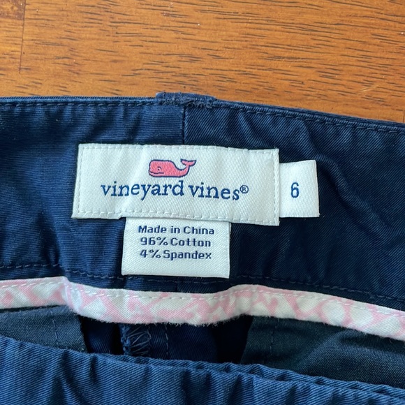 Vineyard Vines womens Bermuda length navy shorts (sz 6) - Picture 3 of 3